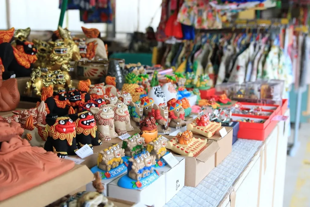 沖縄県の地方のお土産屋さんに色とりどりのシーサーがたくさん並んでいる画像